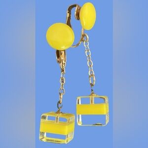 VINTAGE 1970’s Yellow Gold Tone CLIP ON Earrings